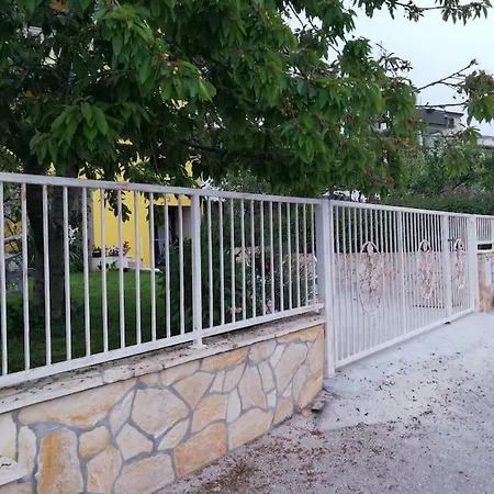 Apartman Mateo דירה
