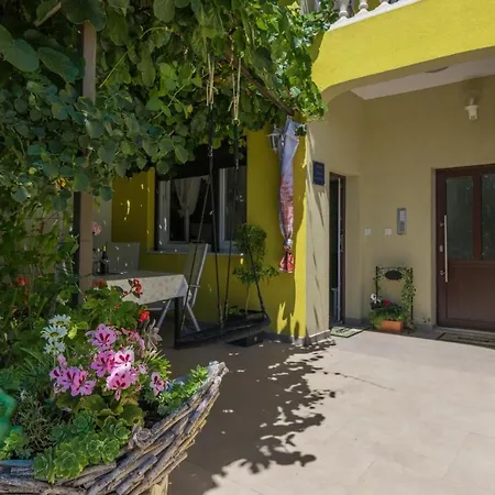 Apartman Mateo דירה